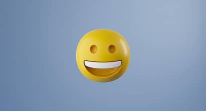 Infographie d'une émoticône emoji ronde souriante jaune isolée sur fond bleu pastel.  Émoticône visage heureux.