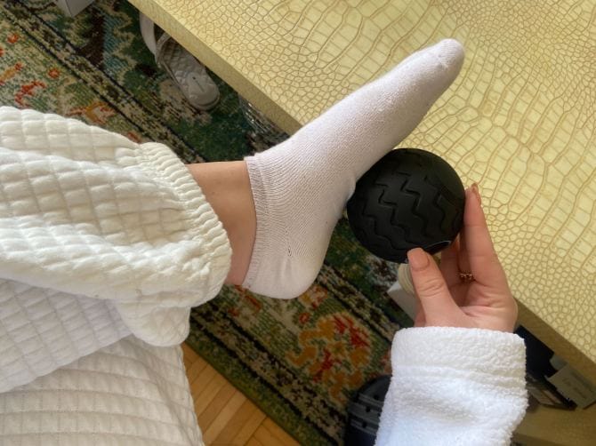STYLECASTER | Examen de la balle de massage vibrante Therabody Wave Solo STYLECASTER | Examen de la balle de massage vibrante Therabody Wave Solo