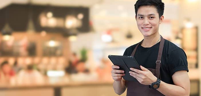 Comment investir dans l'immobilier avant d'avoir 21 ans 2 jeune homme travaillant dans un café