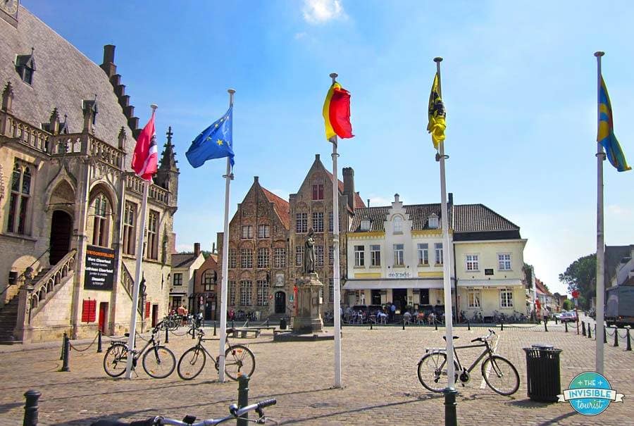 Hôtel de ville et place de Damme